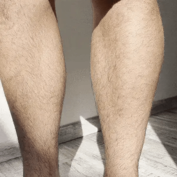 Démonstration : application de la crème puis essuyage sur la jambe